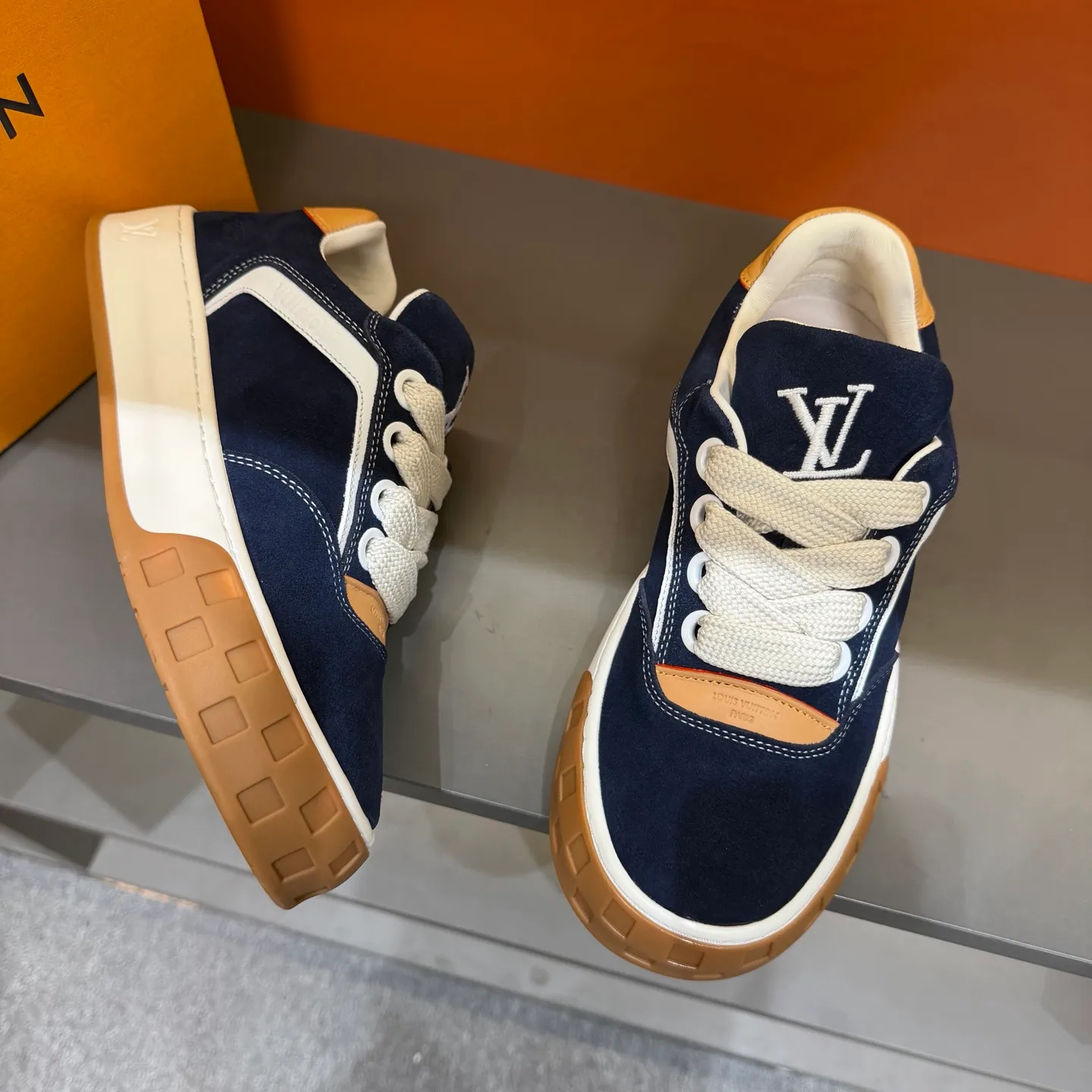 Factory price: 480💰Top version LV-Louis Vuitton-classic catwalk new model, empty glue process, original version 1:1 development! ! The upper foot is very comfortable. It is made of luxurious materials and fine workmanship. The midsole is printed with English letters "Made in Europe". The upper is made of calfskin imported from Italy. The side is decorated with the brand's LOGO and signature. The latest latex foot pads and mesh lining make the foot feel super comfortable. Original factory special supply of original two-color T men's shoes 💰U combination outsole. Bag technology Goodyear stitched edges Fabric: Exclusive custom first-layer cowhide Accessories: Exclusive private model Vuitton logo, lining: Customized silk mesh lining - first-layer silk cowhide lining Outsole: T men's shoes 💰U combination outsole wear-resistant, non-slip and anti-yellowing Foot pads: new latex pad-mesh sweat-absorbent Technology: fully computerized sewing machine wire drawing Toe cap Back cover Hot and cold shaping Full set of pull-top lasts, medium and low logo pattern, code number: 38-44, customized 45